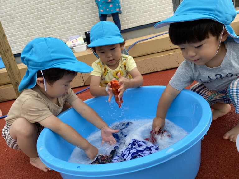 ゴシゴシ、ギュッギュッ・・・洗濯ごっこ♪