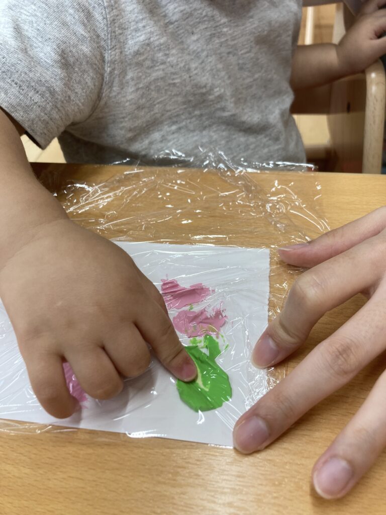 はじめての感触あそび　えだまめ組(０歳児）