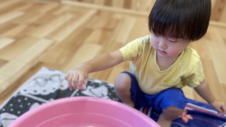 ひんやり気持ちいいね！うみ組（1歳児）