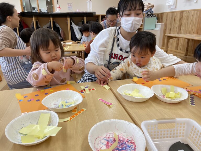 ペタペタしちゃうぞ〜！　うみ組(1歳児)