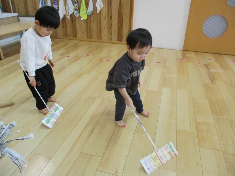 年末大掃除♪（うみ組　1歳児）