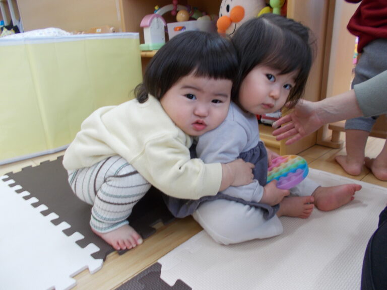 こんなことできるようになったよ！パート2✌️（0歳児　えだまめ組）